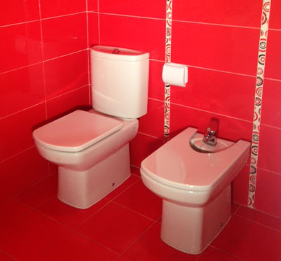 Baños en rojo