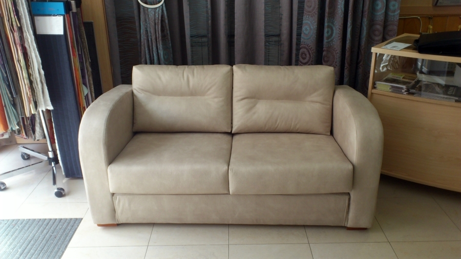 Sofa cama tapizado restaurado.