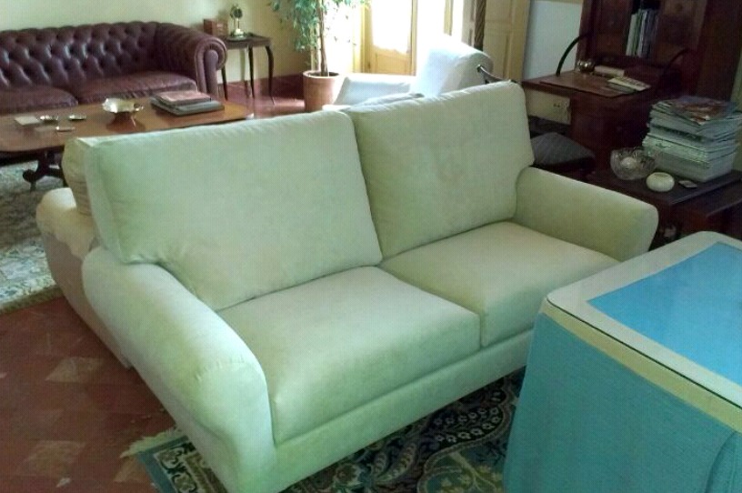 Sofá clásico después de la reparación