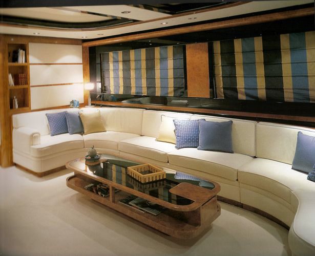 sofa de interior de un yate tapizado en tonos marfil