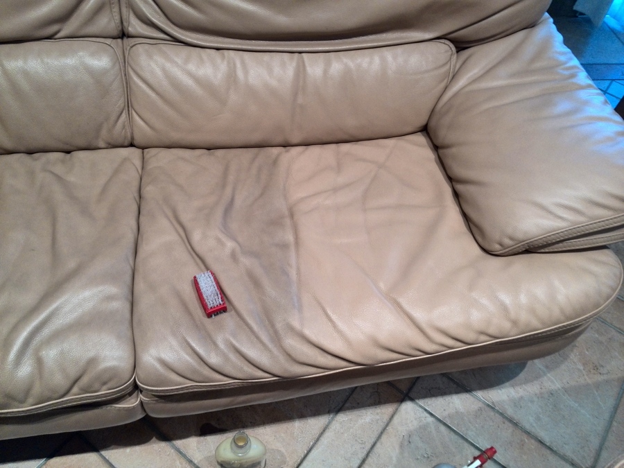 sofa piel parcialmente limpio