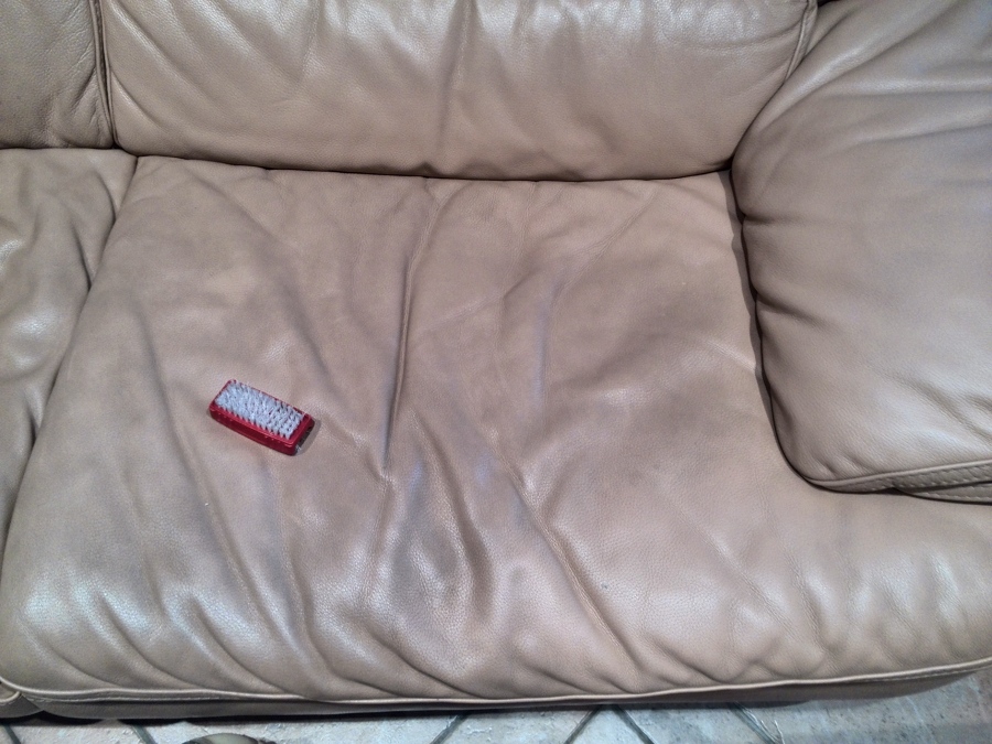 sofa de  piel sucio