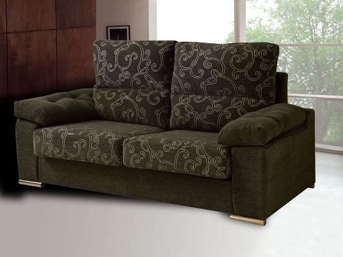 sofá tapizado en tonos marrones 