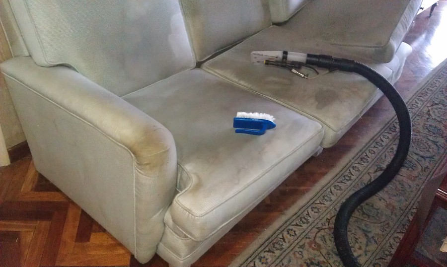 sofa tres plazas sucio