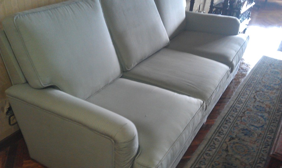 mismo sofa tres plazas ya limpio