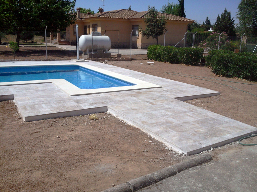 Solado alrededor de piscina con piedra natural