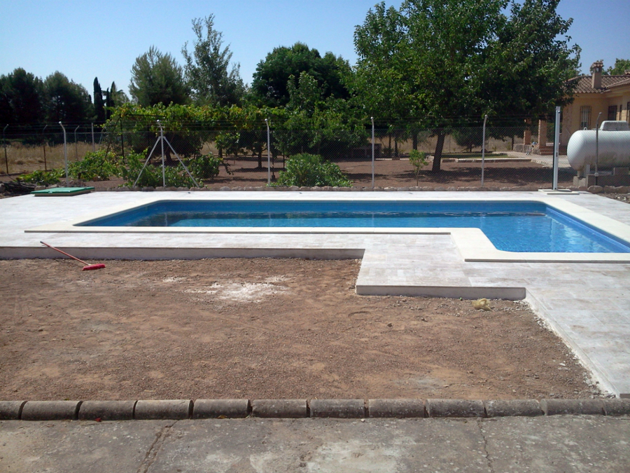 Solado alrededor de piscina de piedra natural