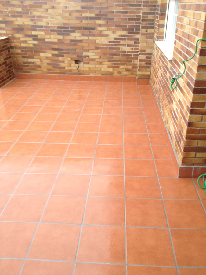 Solado de patio con baldosas