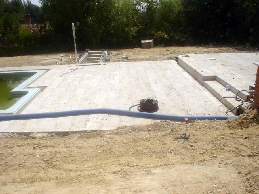 Solado de piscina con piedra valdepeñas