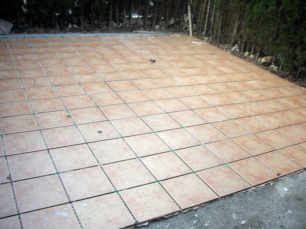 solado en terraza  con gres de 33x33