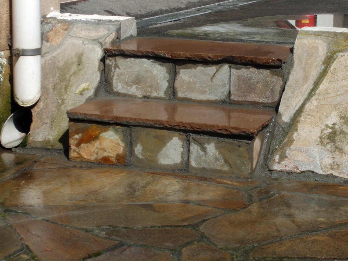 SOLADO Y ESCALERAS DE PIEDRA