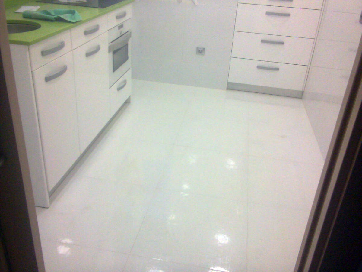 Solera de cocina con material rectificado de fomato grande