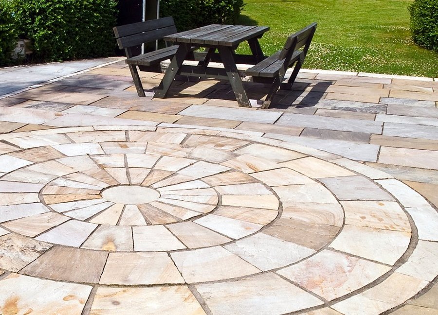 Solería de piedra y mobiliario de jardín rústico