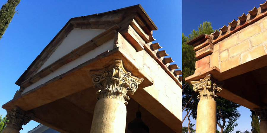 Solución decorativa con referencias clásicas, columas y dintel.