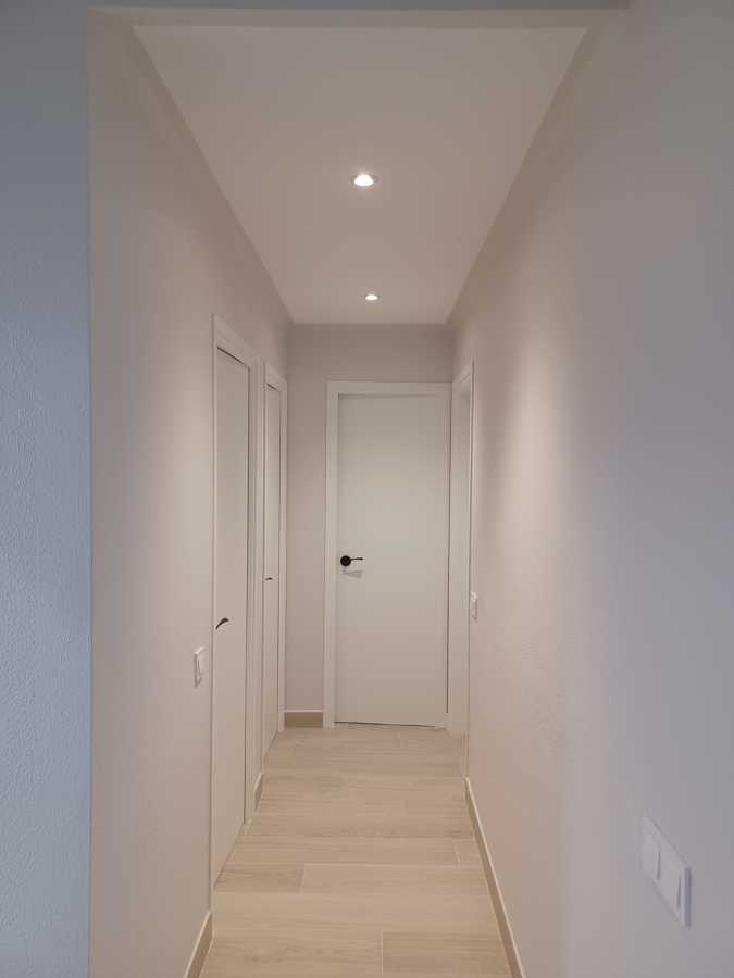 PINTURA PASILLO Y LACADO DE PUERTAS