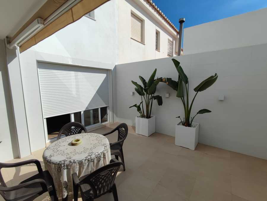 Fachada y suelo patio