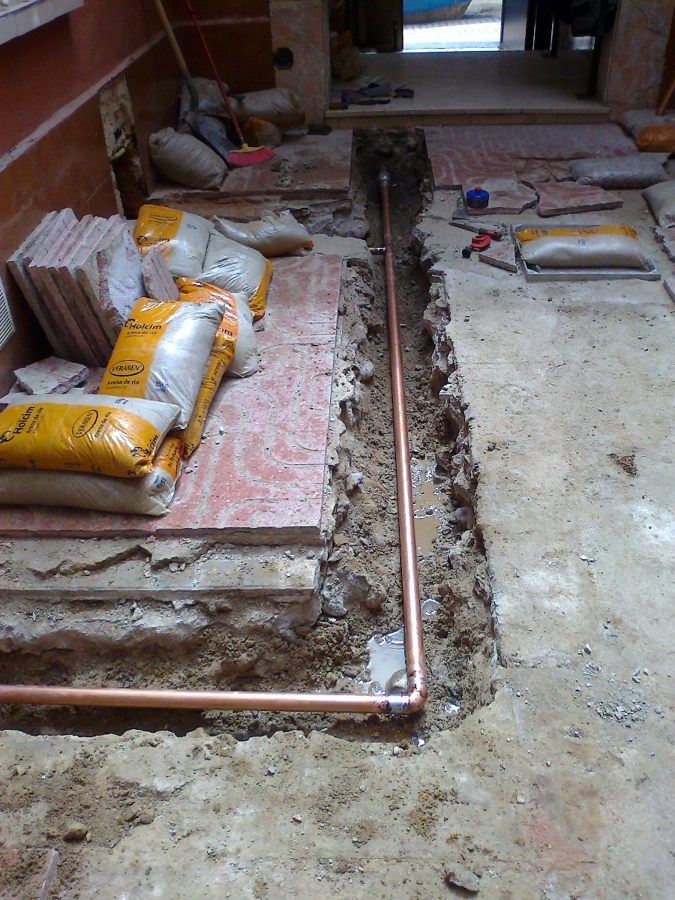 Substitución acometida agua y solar patio