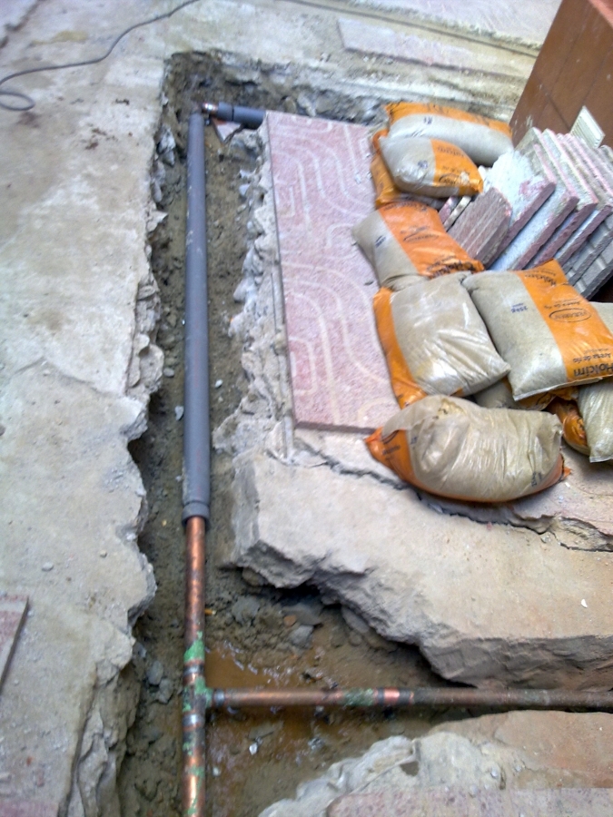 Substitución acometida agua y solar patio