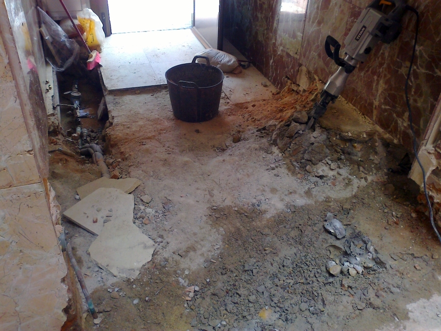 Substitución acometida agua y solar patio