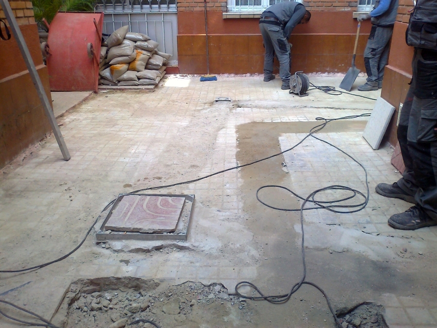 Substitución acometida agua y solar patio