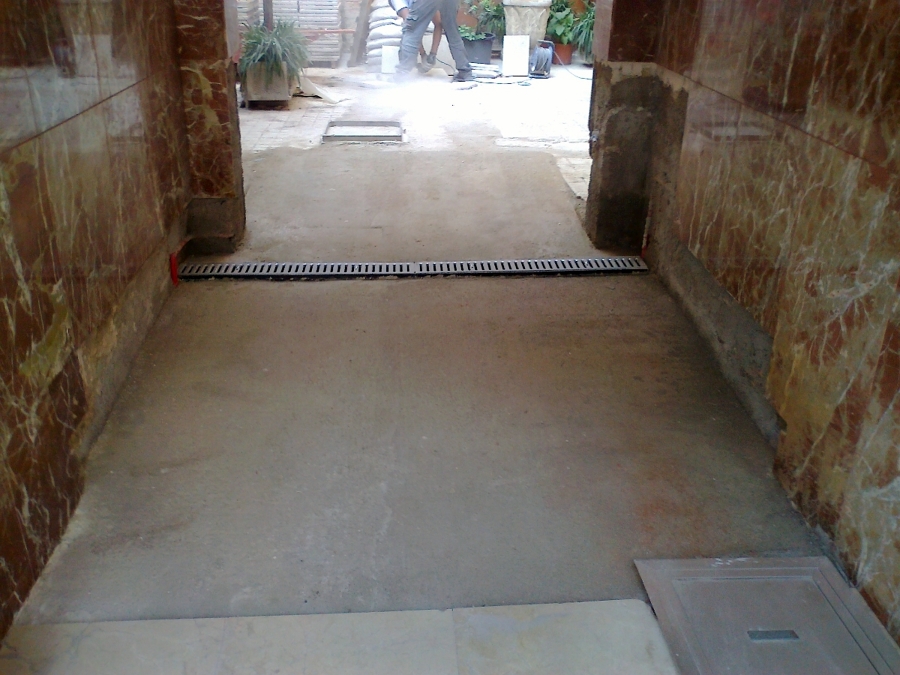 Substitución acometida agua y solar patio