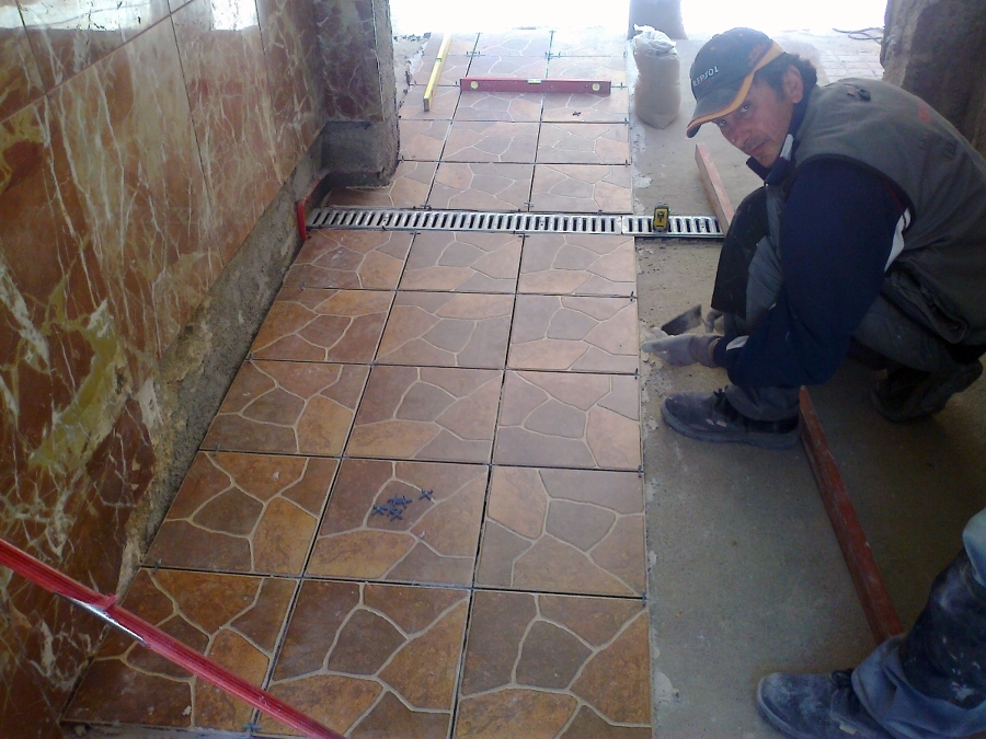 Substitución acometida agua y solar patio