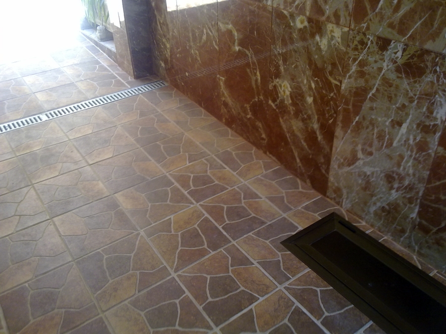 Substitución acometida agua y solar patio