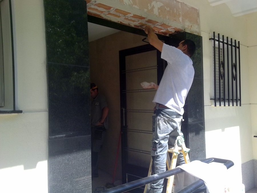 Substitución puerta y solado portal