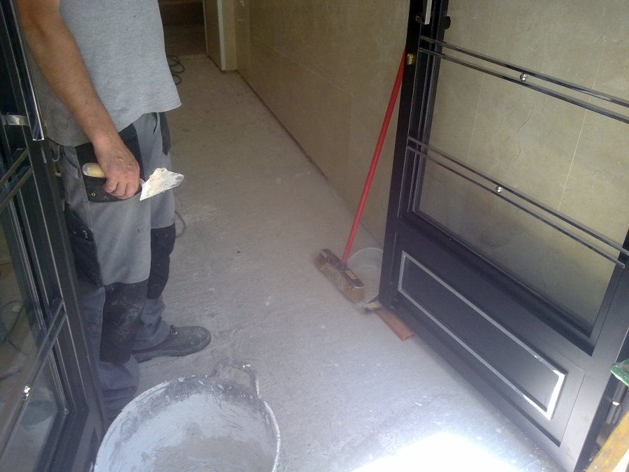 Substitución puerta y solado portal