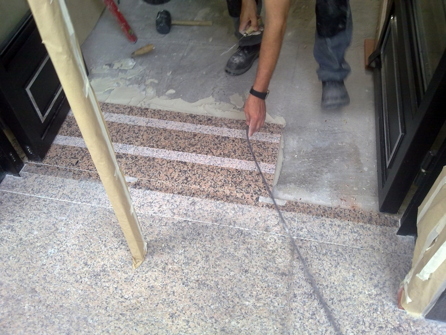 Substitución puerta y solado portal