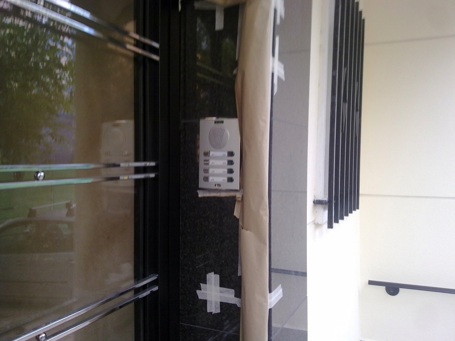 Substitución puerta y solado portal