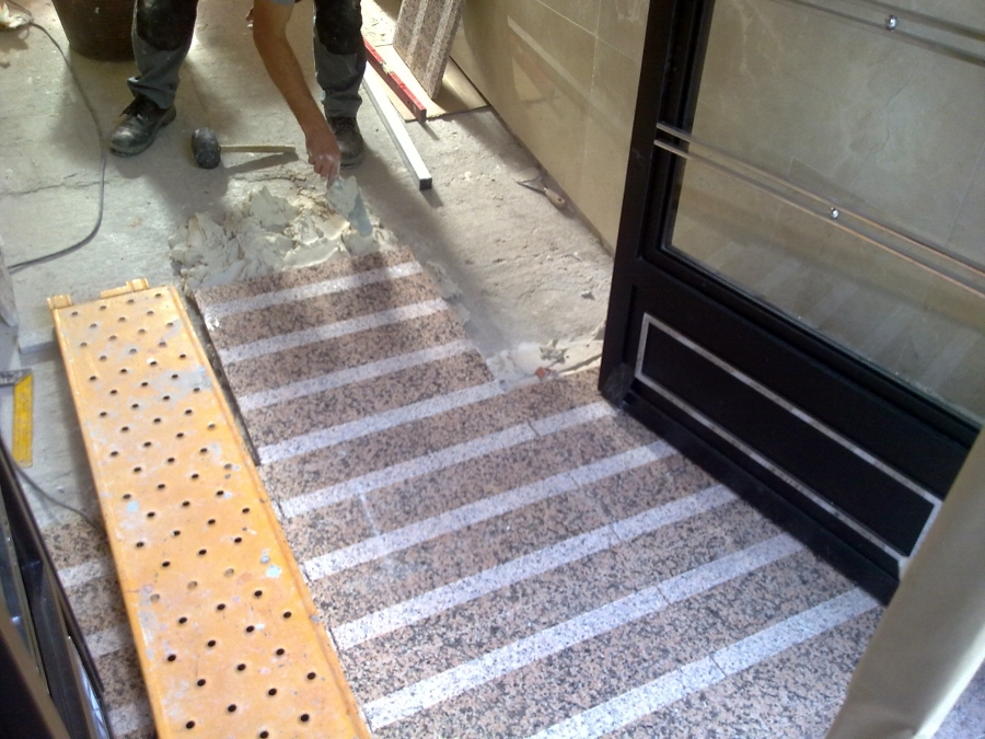 Substitución puerta y solado portal