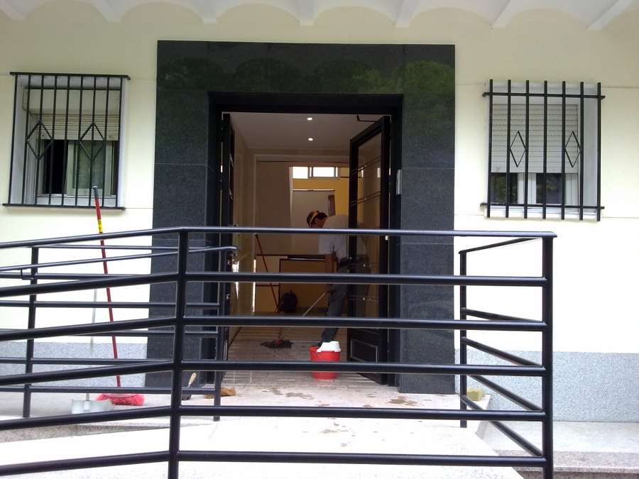 Substitución puerta y solado portal