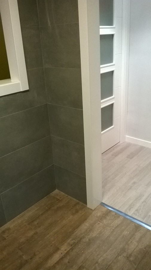 suelo de cerámica imita a madera