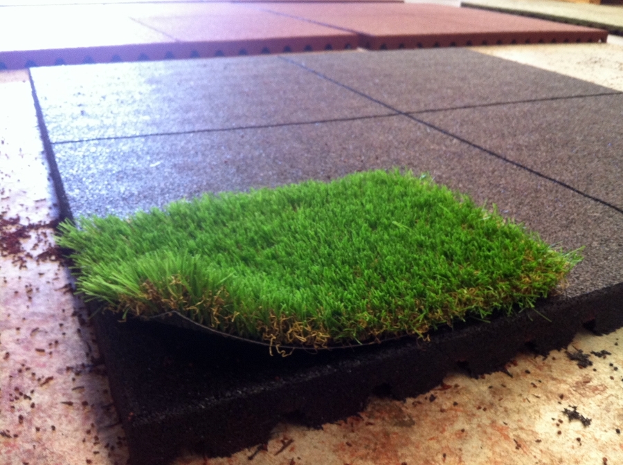 Suelo de caucho + cesped artificial