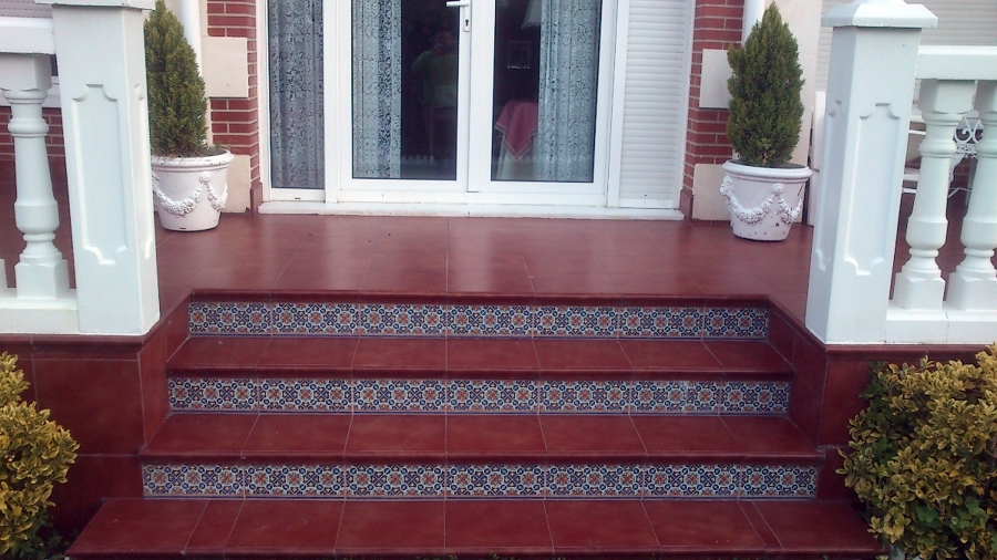 Suelo de gres y escaleras porche