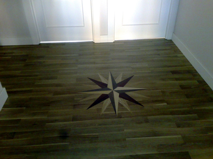 Suelo de roble incluida una estrella con puertas lacadas