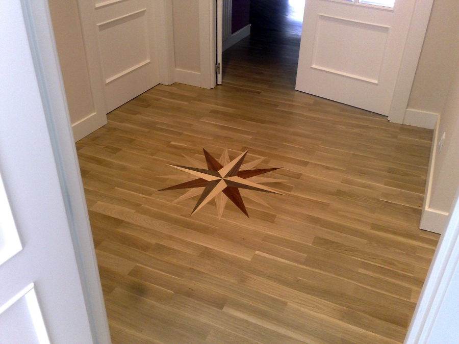 Suelo de roble incluida una estrella con puertas lacadas