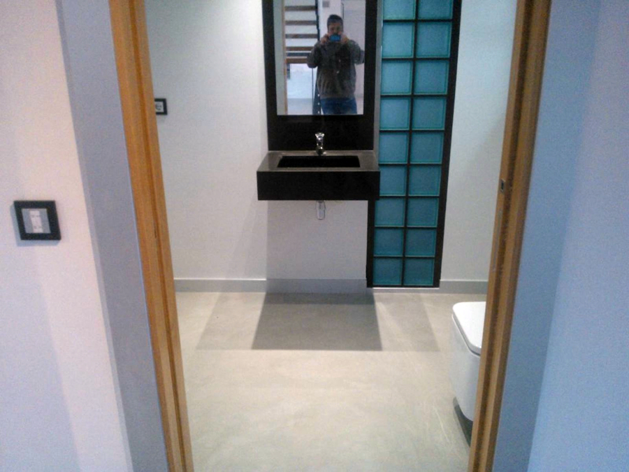 Suelo de segundo baño microcemento