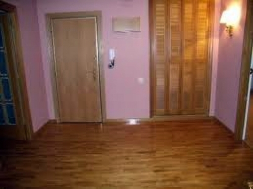 suelo de tarima armario y puertas de paso