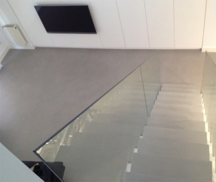 Escalera y pavimento