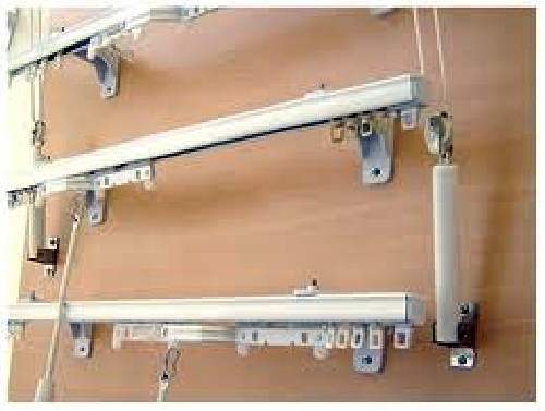 SUMINISTRO E INSTALACIÓN DE RIELES Y MECANISMOS DE CORTINA .