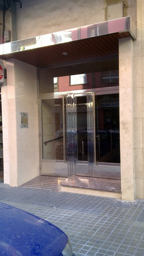 Suministro puerta doble en Comunidad de vecinos