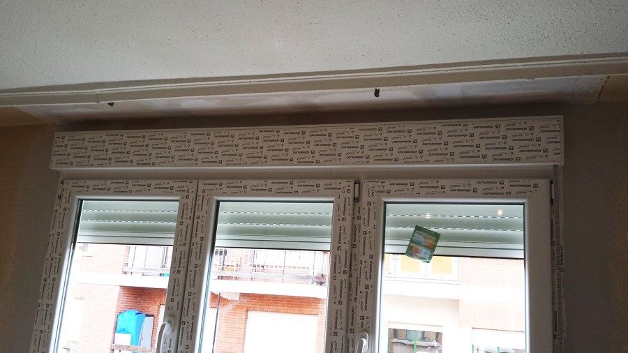 Montaje de ventanas de PVC Kömmerling totalmente rematado a falta de pintura. 