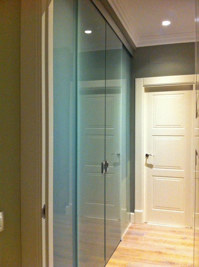 Pared de cristal Mate y puertas de acceso correderas