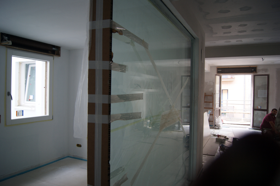 Tabique de cristal con store eléctrico