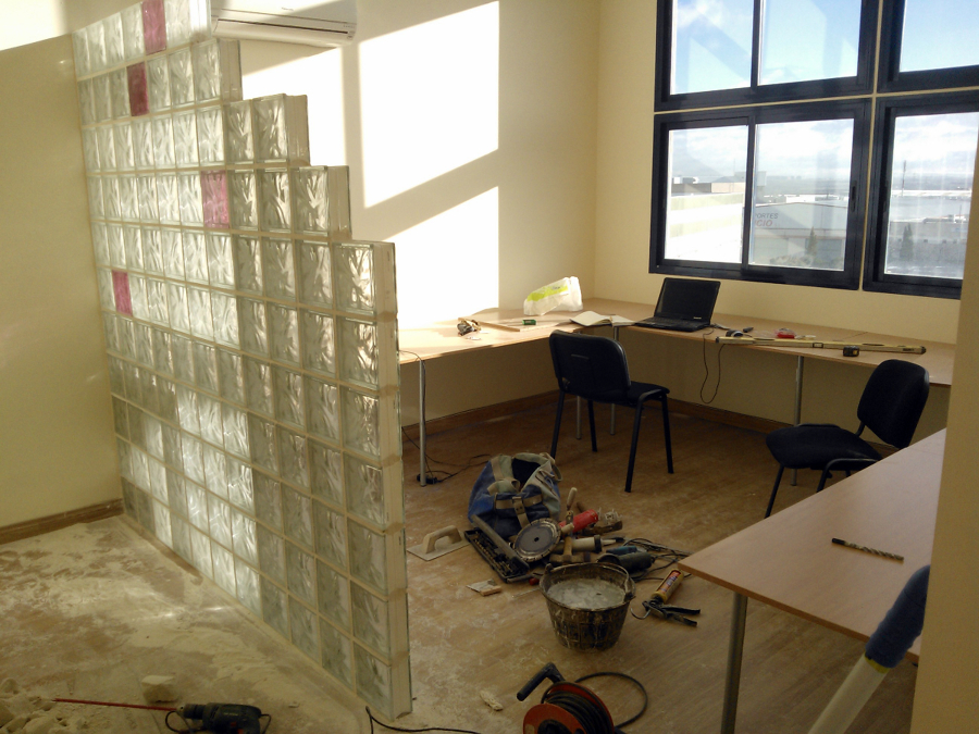 TABIQUE DE VIDRIO EN SEPARACIÓN EN OFICINA