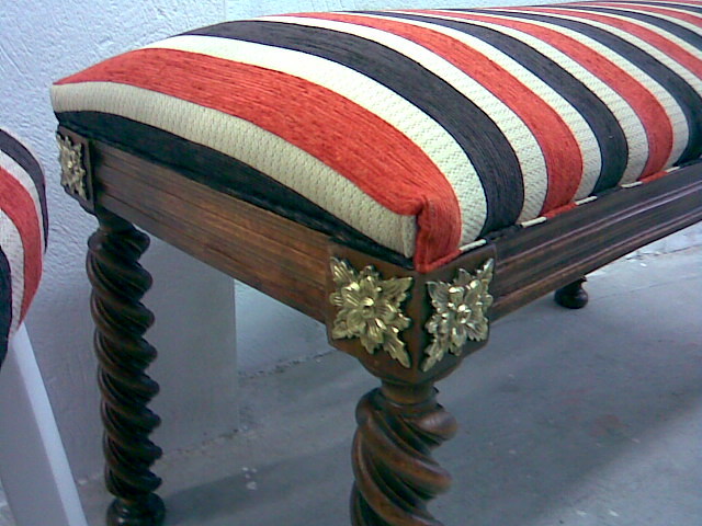 taburete de patas torneadas