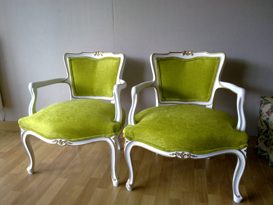 También restauración de dos butacas a juego.