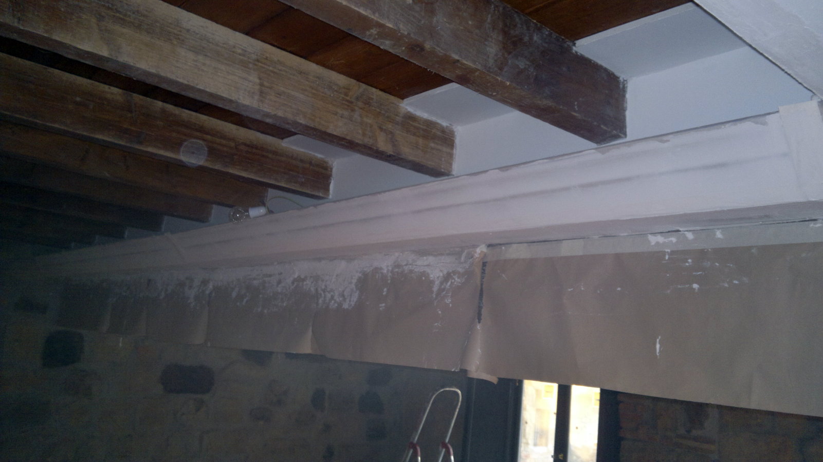 Tapar vigas de madera con pladur.